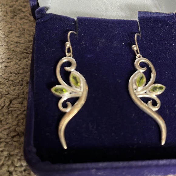 NIB Steeling/gem earrings - Picture 2 of 3